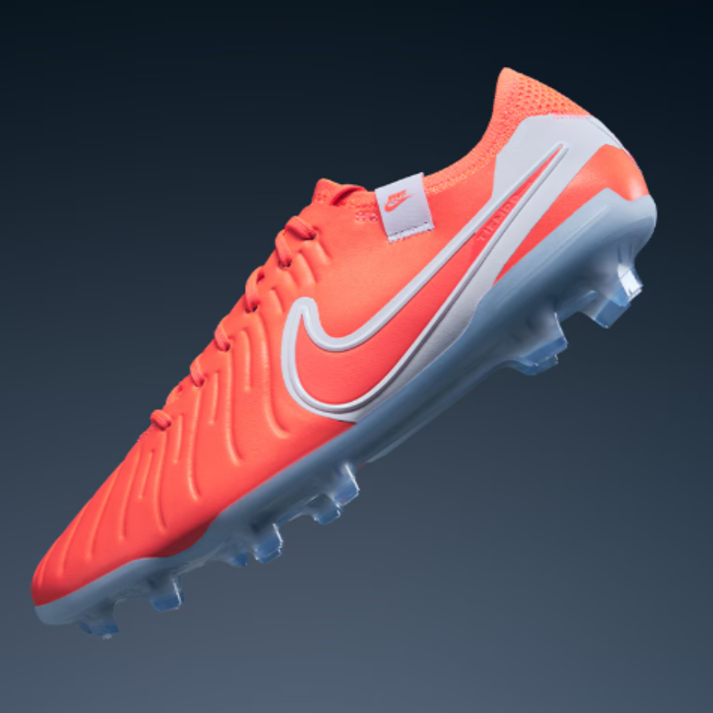 Chuteira de futebol Nike Tiempo Legend X Elite FG em cores vermelho e branco. Apresenta design moderno com cabedal FlyTouch+ macio e travas circulares para máxima tração e agilidade em campo.